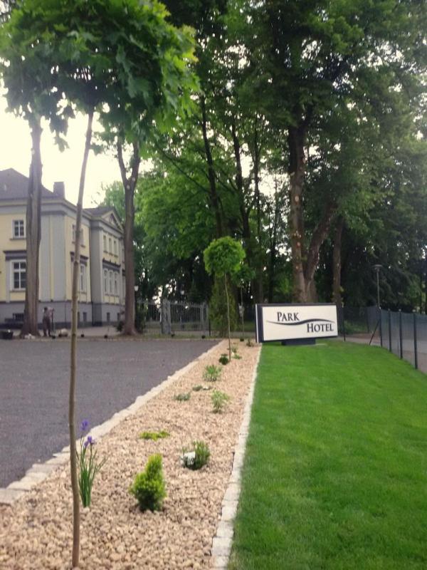 Park Hotel Dobrodzien 外观 照片